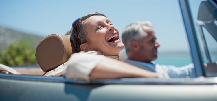 Couple senior profitant d'un trajet en voiture décapotable