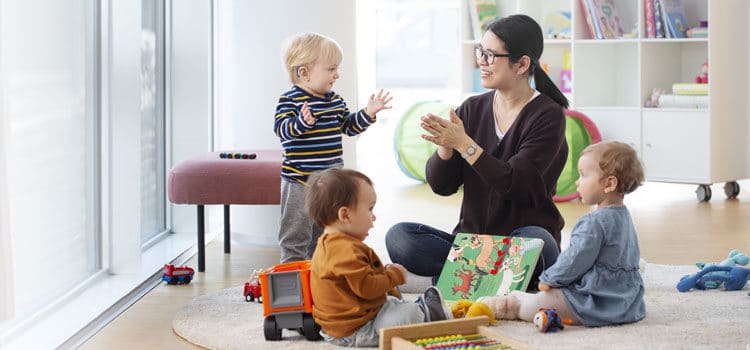 Un adulte engage des tout-petits dans des activités d'apprentissage auditif.