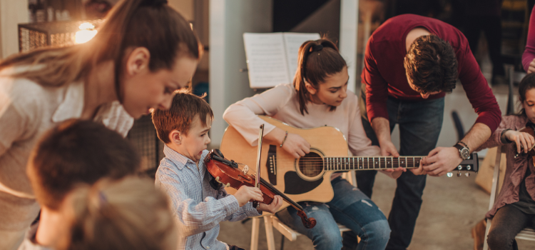 Enfants apprenant à jouer de la musique avec des instruments, soulignant l'importance des protections auditives dès le plus jeune âge.